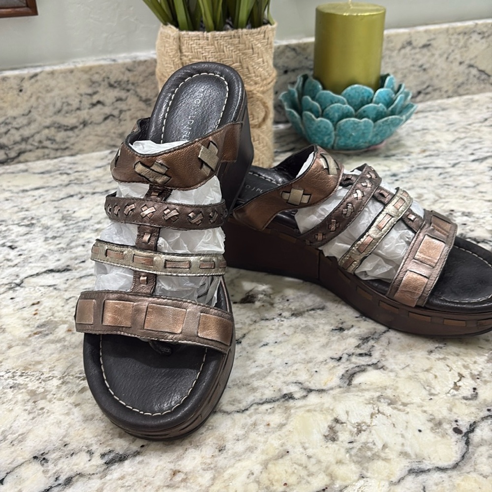 🔥 Closet Clear Out🔥. Donald J Pliner Wedge Metallic Leather Sandal